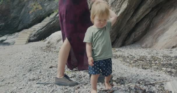 Ung Mor Går Stranden Med Sin Lilla Pojke Handhållen Skott — Stockvideo