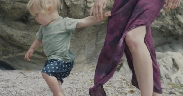 Een Jonge Moeder Loopt Het Strand Met Haar Peuterzoon Die — Stockvideo