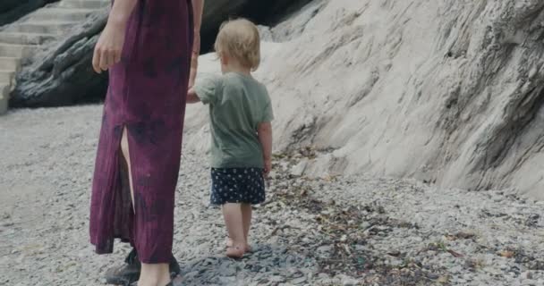 Mother Her Little Toddler Boy Walking Beach Cliff Handheld Slow — Stock Video