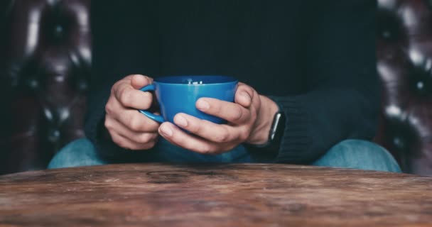 Nahaufnahme Eines Mannes Beim Kaffeetrinken Einem Café — Stockvideo