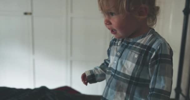 Крупный План Очаровательного Маленького Ребенка Прыгающего Кровати — стоковое видео