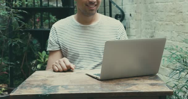 Imagens Close Jovem Remoto Trabalhando Com Laptop — Vídeo de Stock