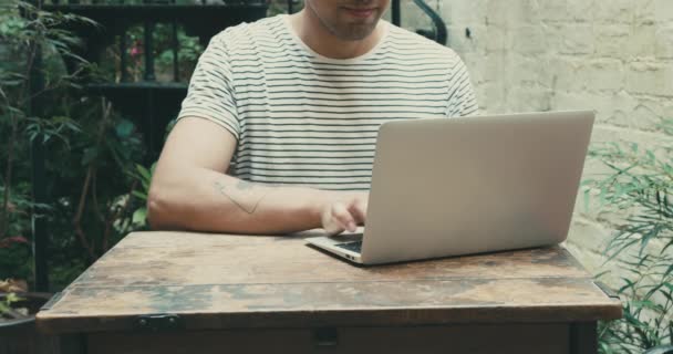 Nahaufnahme Eines Jungen Mannes Der Mit Einem Laptop Arbeitet — Stockvideo