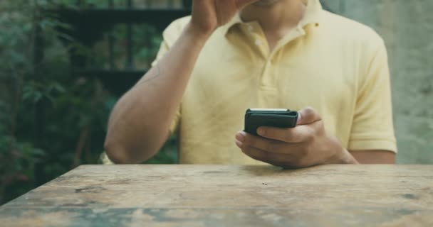 Close Beelden Van Mens Met Behulp Van Smartphone Het Drinken — Stockvideo