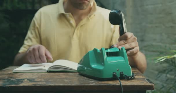 Nahaufnahme Eines Mannes Der Mit Einem Alten Kabelgebundenen Telefon Telefoniert — Stockvideo