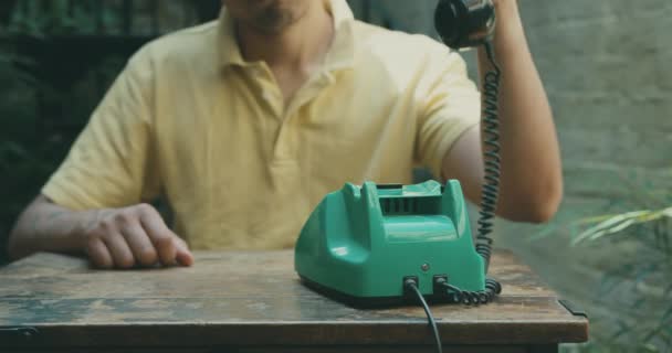Nahaufnahme Eines Mannes Der Mit Einem Alten Kabelgebundenen Telefon Telefoniert — Stockvideo