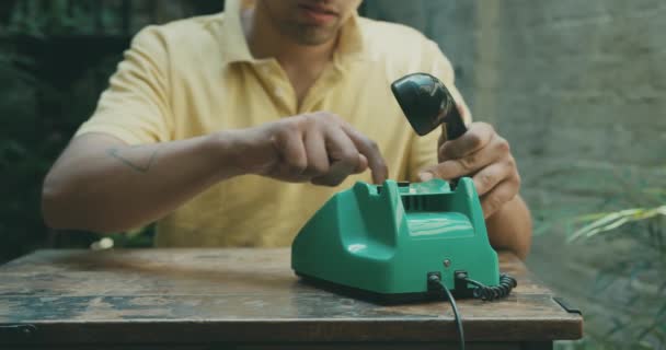 Close Záběry Muže Dělat Hovor Vintage Drátový Telefon — Stock video