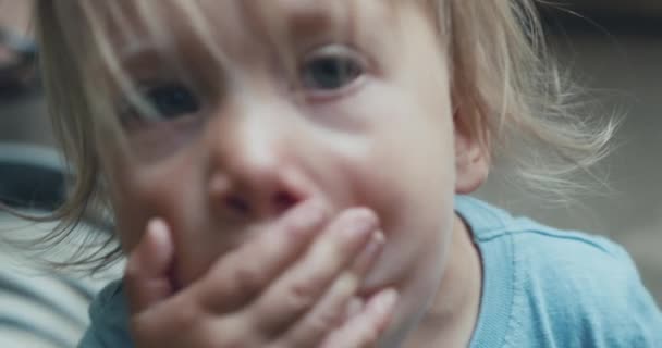 特写镜头 可爱的金发小孩对着相机鬼鬼祟祟 — 图库视频影像