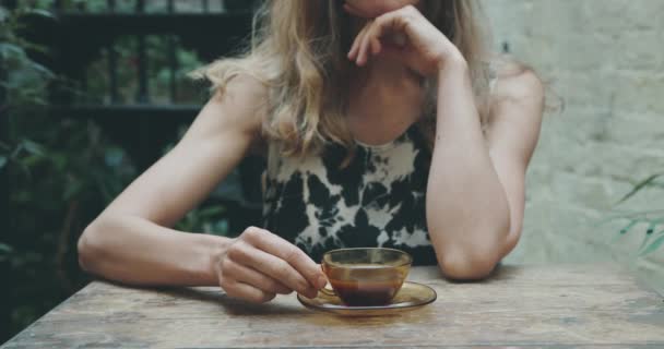 レストランでコーヒーを飲んでいる女性のクローズアップ映像 — ストック動画