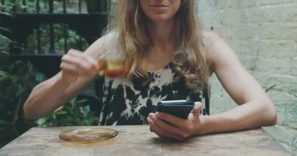 Close Záběry Ženy Pití Kávy Restauraci Pomocí Smartphone — Stock video