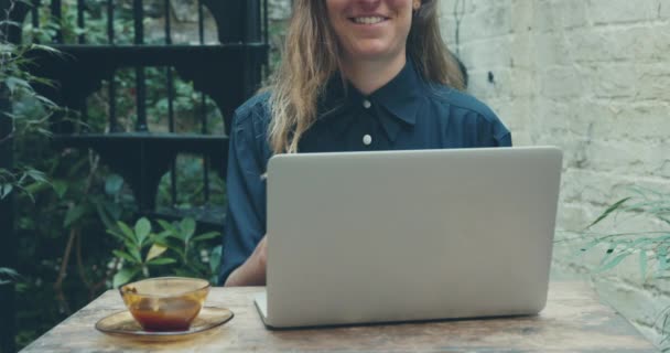 Imagens Close Mulher Fazendo Chamada Vídeo Com Laptop Enquanto Trabalhava — Vídeo de Stock