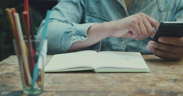 Material Primer Plano Del Hombre Con Cuaderno Lápices Colores Utilizando — Vídeos de Stock