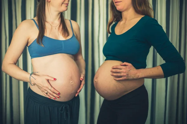Dos Mujeres Embarazadas Ropa Entrenamiento Están Comparando Sus Barrigas —  Fotos de Stock