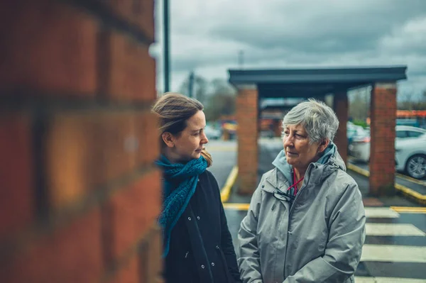 Una Joven Está Hablando Con Madre Junto Una Pared Estacionamiento — Foto de Stock