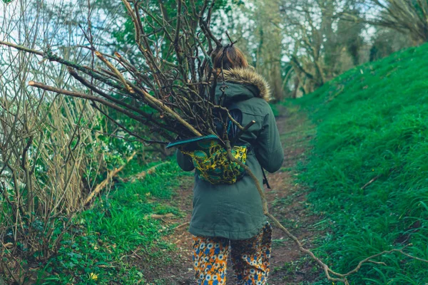 Una Joven Con Una Mochila Llena Palos Camina Por Bosque —  Fotos de Stock