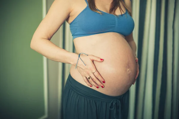 Uma Mulher Grávida Roupas Treino Está Tocando Sua Barriga — Fotografia de Stock