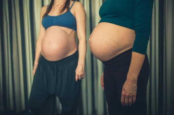 Dos Mujeres Embarazadas Ropa Entrenamiento Relajan Interior —  Fotos de Stock