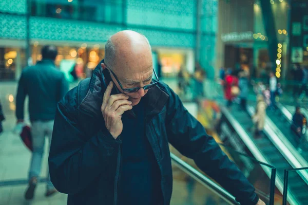 Dospělý Muž Mluví Telefonu Nákupním Středisku — Stock fotografie