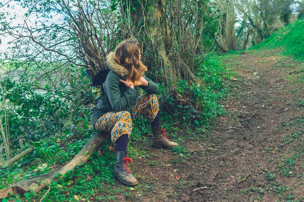 Молодая Женщина Расслабляется После Сбора Палок Лесу — стоковое фото