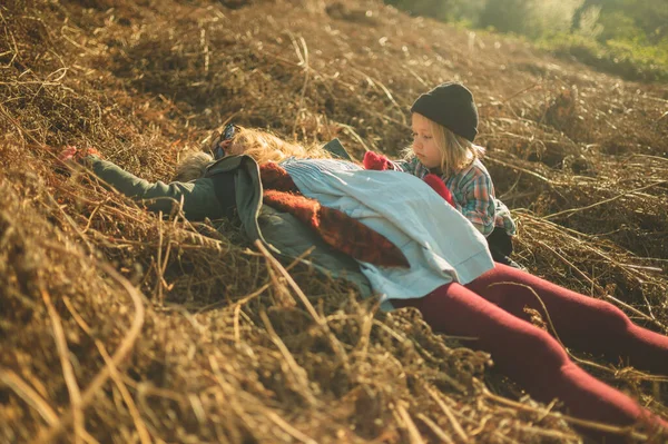 Young Mother Lying Field Her Preschooler Sitting Next Her — Stock Photo, Image