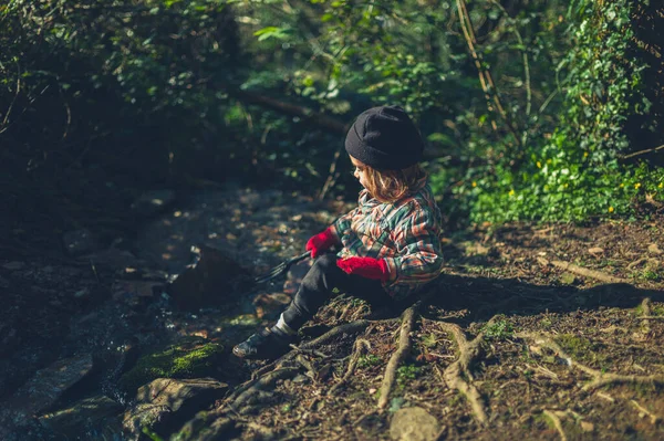 Niño Edad Preescolar Está Sentado Junto Arroyo Bosque Día Invierno —  Fotos de Stock