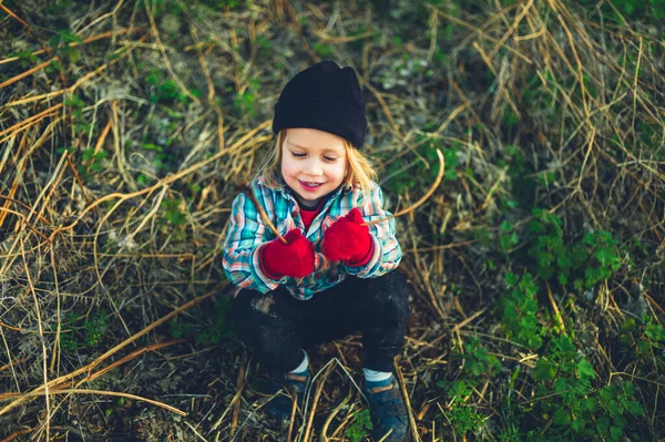 Pequeno Pré Escolar Está Sentado Campo Segurando Alguns Paus Inverno — Fotografia de Stock