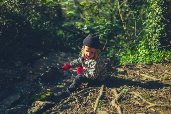 Een Kleine Kleuter Zit Bij Een Beek Het Bos Een — Stockfoto