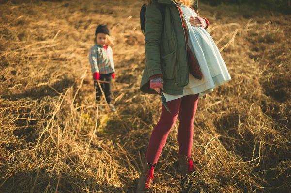 Een Zwangere Vrouw Haar Kleuter Staan Winter Een Veld — Stockfoto