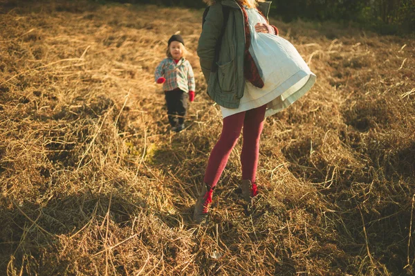 Una Mujer Embarazada Hijo Edad Preescolar Están Campo Invierno — Foto de Stock