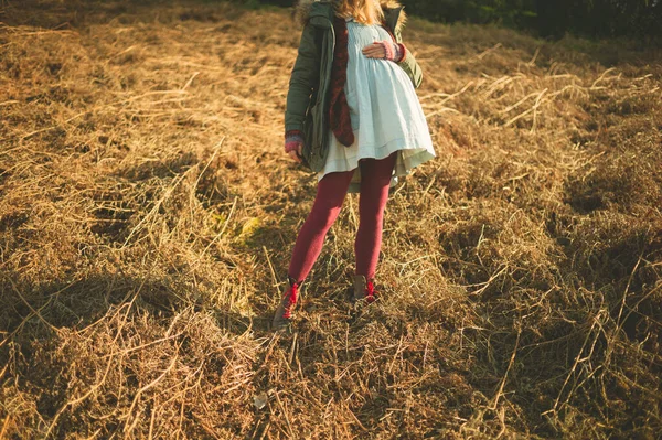 Uma Mulher Grávida Está Campo Dia Inverno — Fotografia de Stock