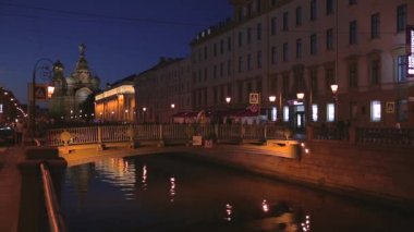 Cityscape aydınlatma ve insanlar yürüyüş ile gece şehrin