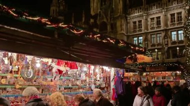 Münih, Almanya - 8 Aralık 2015: insanlar hediyeler için Festival Hatıra Eşyası seçme