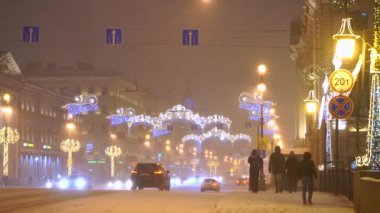 Festival binalar dekorasyon insanlar yürüyüş ve arabalar hareket görünümü
