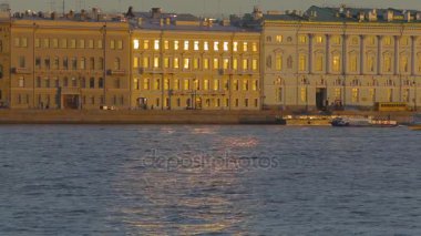 Nehir kıyısında Şehir arka plan üzerinde gidiş teknelerin görünümü