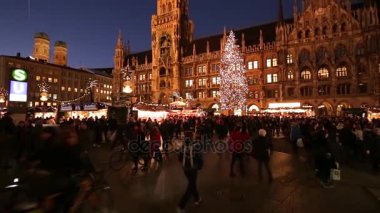 Münih, Almanya - 8 Aralık 2015: buldings Festival aydınlatma ve meşgul insanlar sokakta yürüme