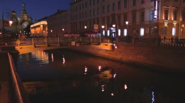 Cityscape aydınlatma ve insanlar yürüyüş ile gece şehrin