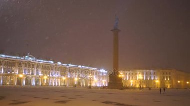 Aydınlatma ve insanlar kar fırtınasında yürüme ile festival Meydanı