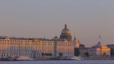 Nehir kıyısında Şehir arka plan üzerinde gidiş teknelerin görünümü