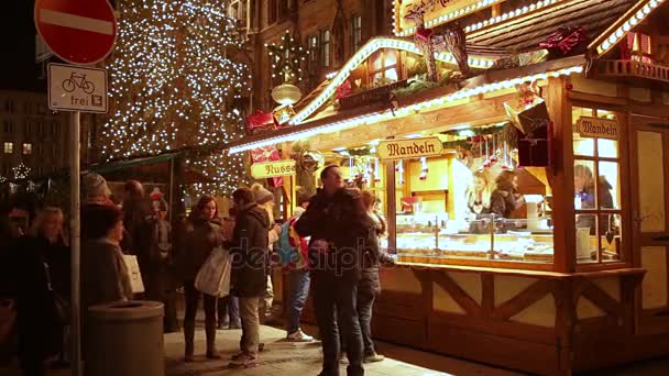 Munique Alemanha Dezembro 2015 Pessoas Escolhendo Diferentes Tipos Nozes Para — Vídeo de Stock