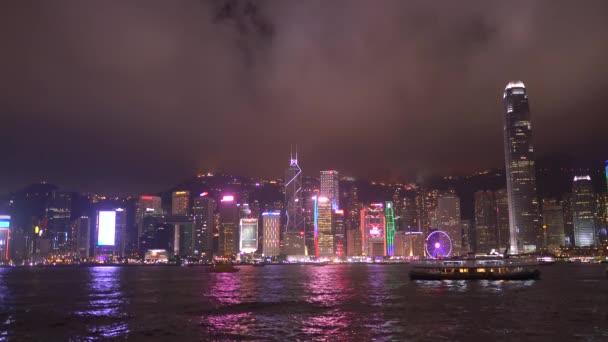 Widok Panoramiczny Noc Łodzi Pierwszym Planie Hongkong Chiny — Wideo stockowe