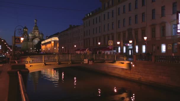 Paisagem Urbana Cidade Noturna Com Iluminação Pessoas Ambulantes — Vídeo de Stock