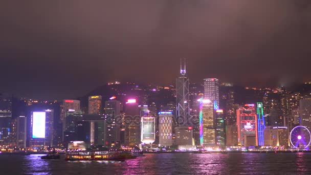 Vista Panorâmica Noturna Com Barcos Primeiro Plano Hong Kong China — Vídeo de Stock