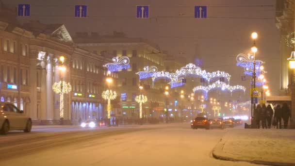 Vista Edificios Festivos Decoración Personas Caminando Coches Movimiento — Vídeo de stock