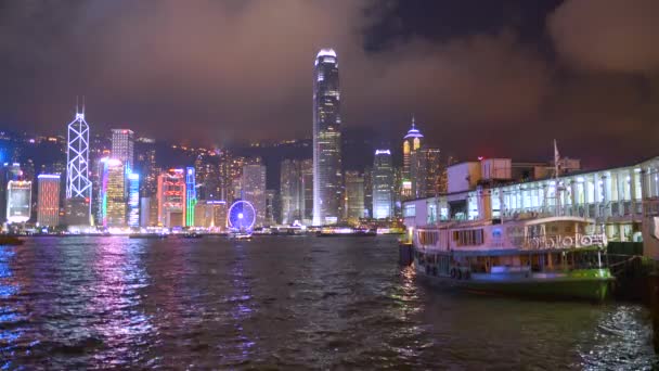 Vista Panorâmica Noturna Com Barcos Primeiro Plano Hong Kong China — Vídeo de Stock