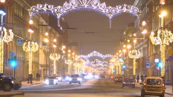 Blick Auf Festliche Gebäudedekoration Wandelnde Menschen Und Fahrende Autos — Stockvideo