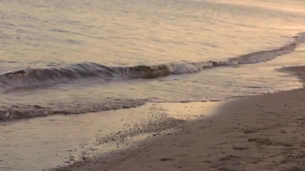 Κλείστε Την Προβολή Της Παραλία Ακτή Κύματα Και Ηλιοβασίλεμα Αντανάκλαση — Αρχείο Βίντεο