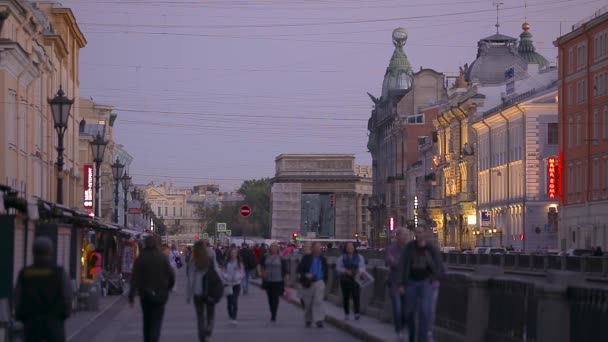 Persone Che Camminano Strada Vicino Agli Edifici Tramonto — Video Stock