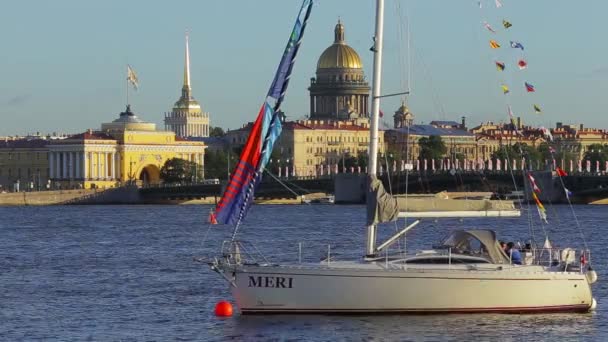 Vista Barco Balançando Silenciosamente Ondas Fundo Cidade — Vídeo de Stock