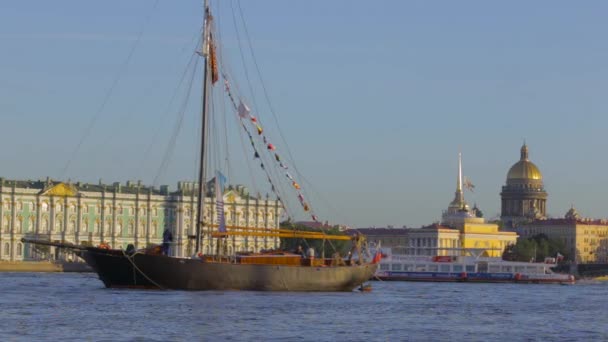 Weergave Van Verankerde Boot Rustig Swingen Golven Achtergrond Van Stad — Stockvideo