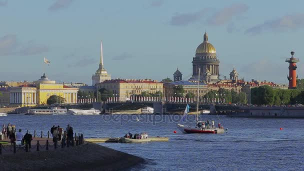 Les Gens Sur Quai Regardant Pour Les Bateaux Natation Paysage — Video